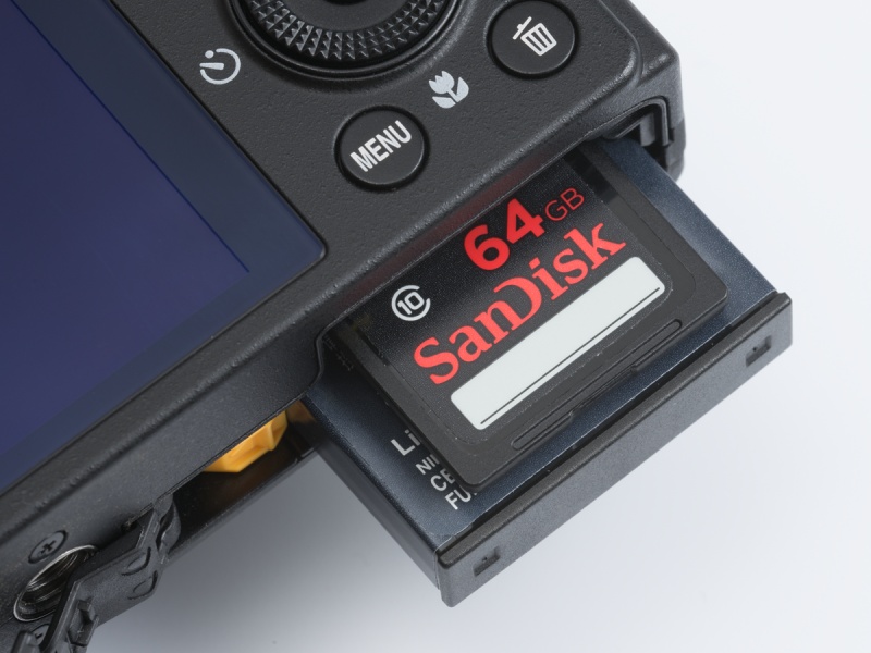 バッテリーは容量1,050mAhのEN-EL12。記録媒体はSDXC/SDHC/SDメモリーカードと、15MBの内蔵メモリー。