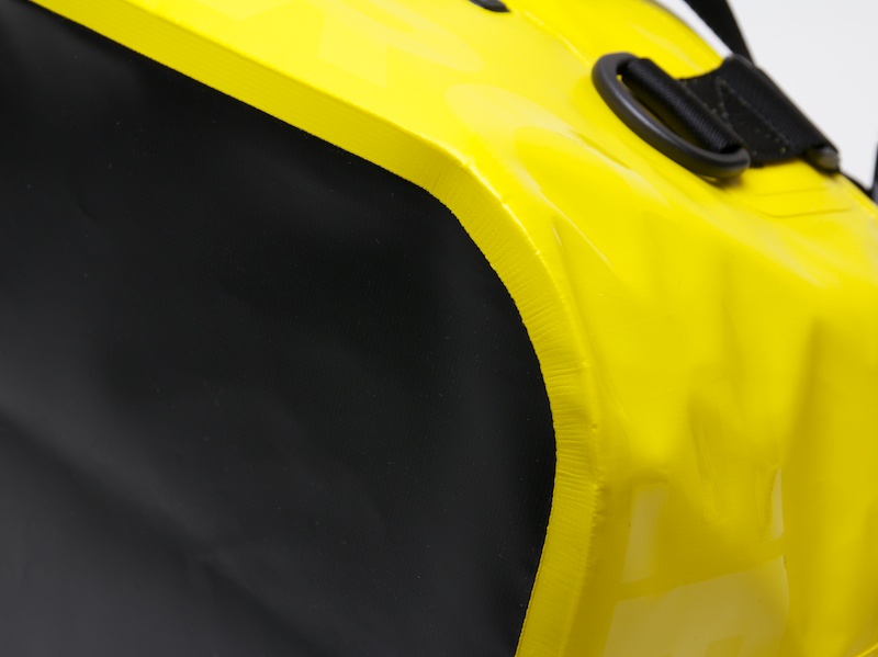 トートバッグ底面の接合部。糸で縫われていない。これが高い防水性能につながっている