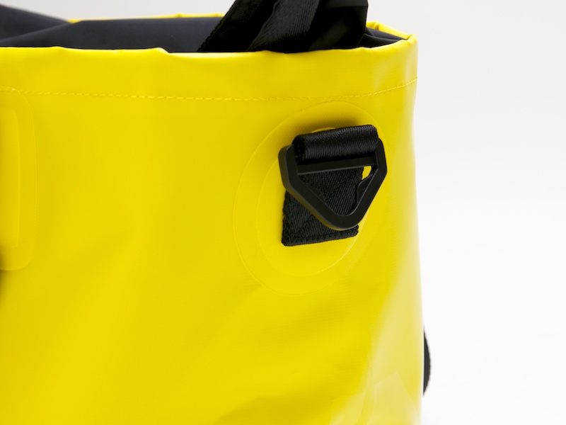 パーツ類も溶着仕立てだ。縫製はほぼ見当たらない