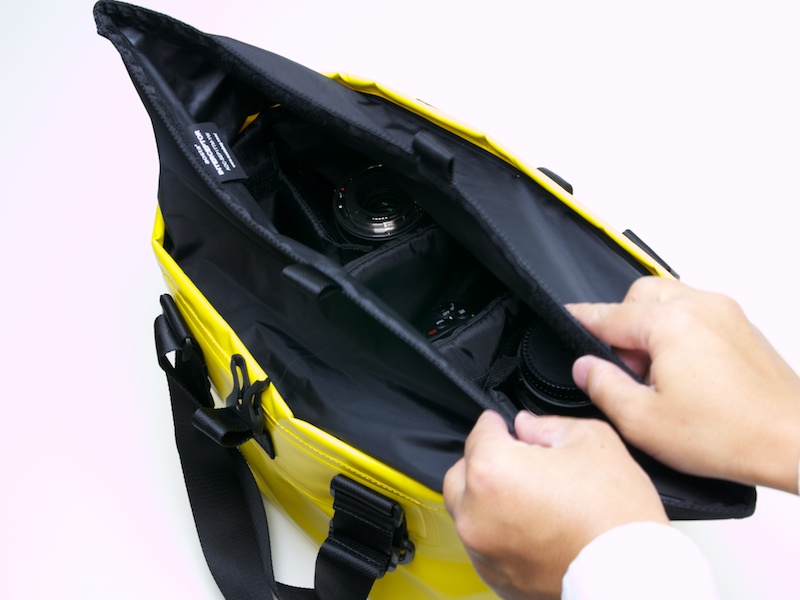 ロールアップ式カバーの閉め方。素早く閉じられる上に、防水性能も確保している