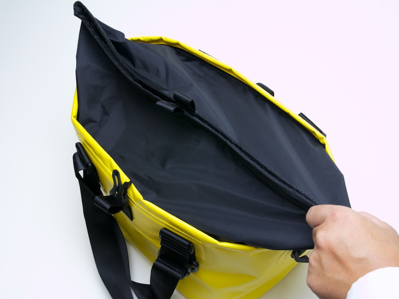 ロールアップ式カバーの閉め方。素早く閉じられる上に、防水性能も確保している