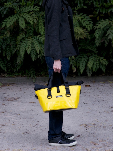 提げ紐を最短に。手提げバッグのように持てる