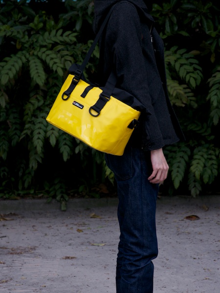 提げ紐を長めに調整。いわゆるトートバッグスタイルになる