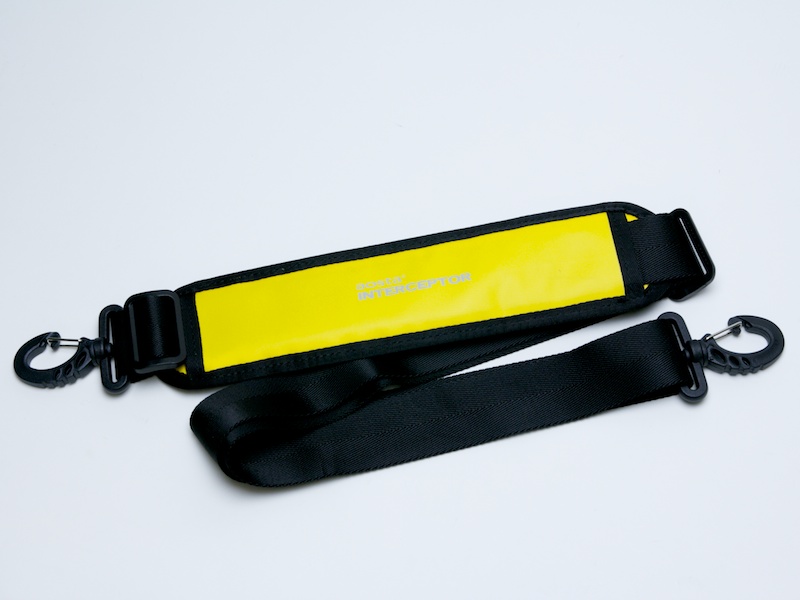 素材感を本体と合わせたショルダーベルトが付属