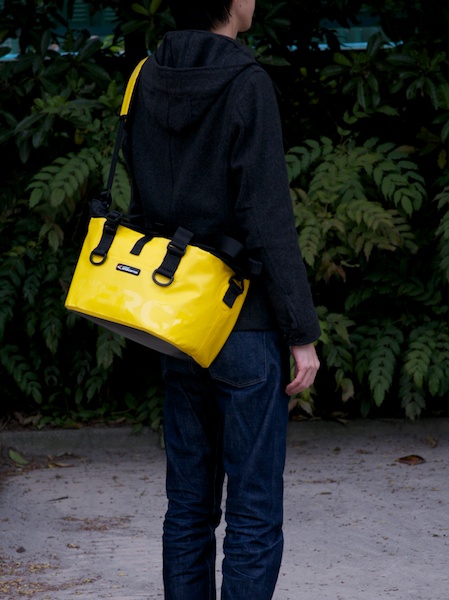 ショルダーベルトを使うと、斜めがけも行なえるようになる