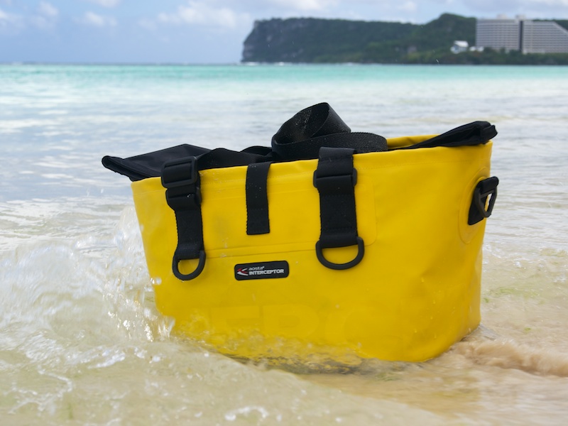 さすがに上から波をかぶると内部に水が入る可能性が高いが、底面や側面なら大丈夫。波打ち際や渓流で心強い