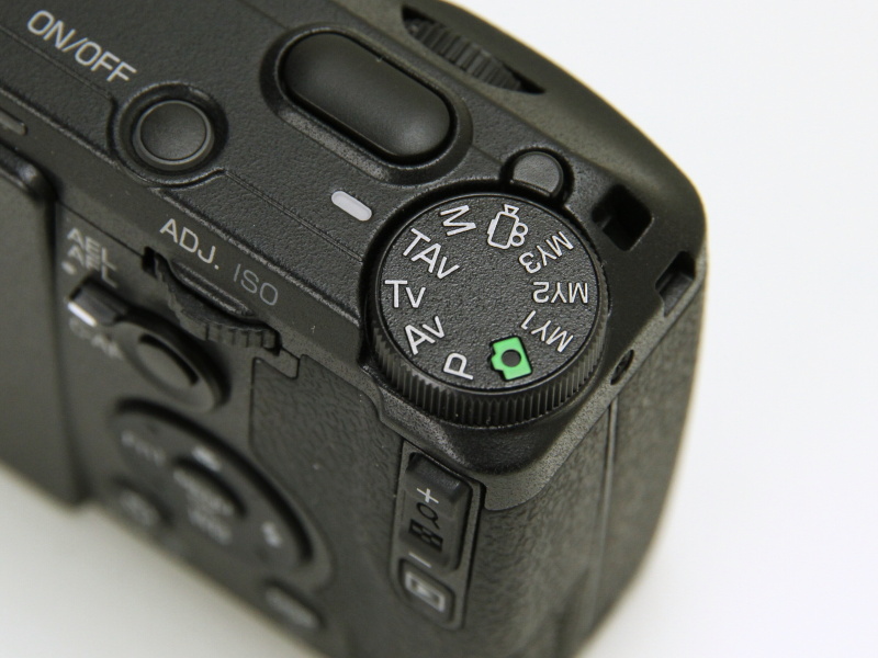 モードダイヤルの表記がペンタックスのカメラにならったものになった。TAvモードはGRシリーズ初搭載。動画は専用モードを搭載し、「SCENE」モードがなくなった。