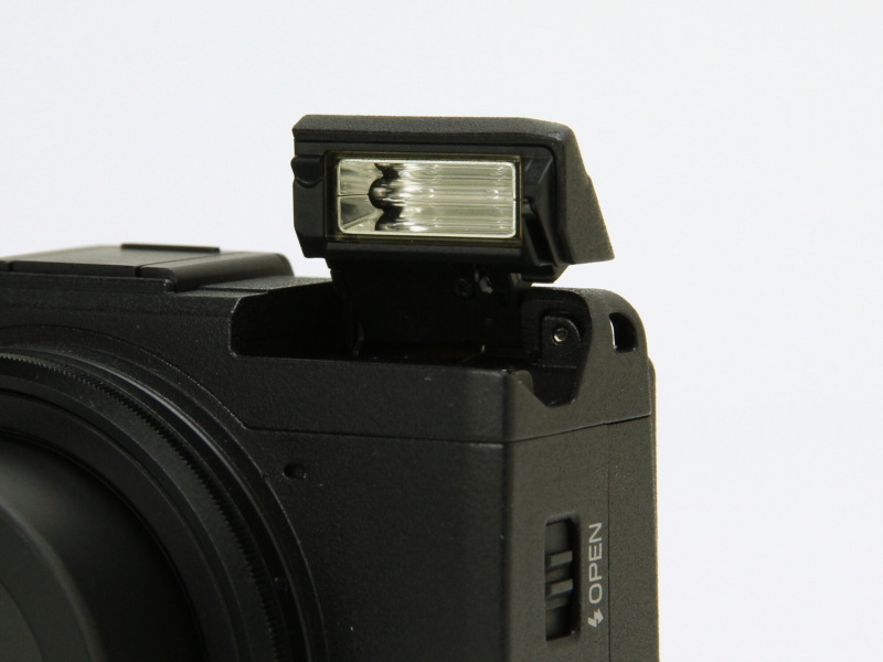 ポップアップ式の内蔵ストロボも引き続き搭載