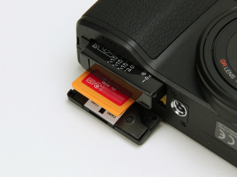 バッテリーおよび記録メディアスロット。Eye-Fi X2の連動機能や選択転送機能を利用可能