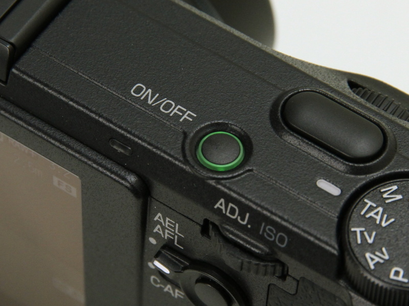 電源ランプの点灯や液晶モニターの表示オフも可能