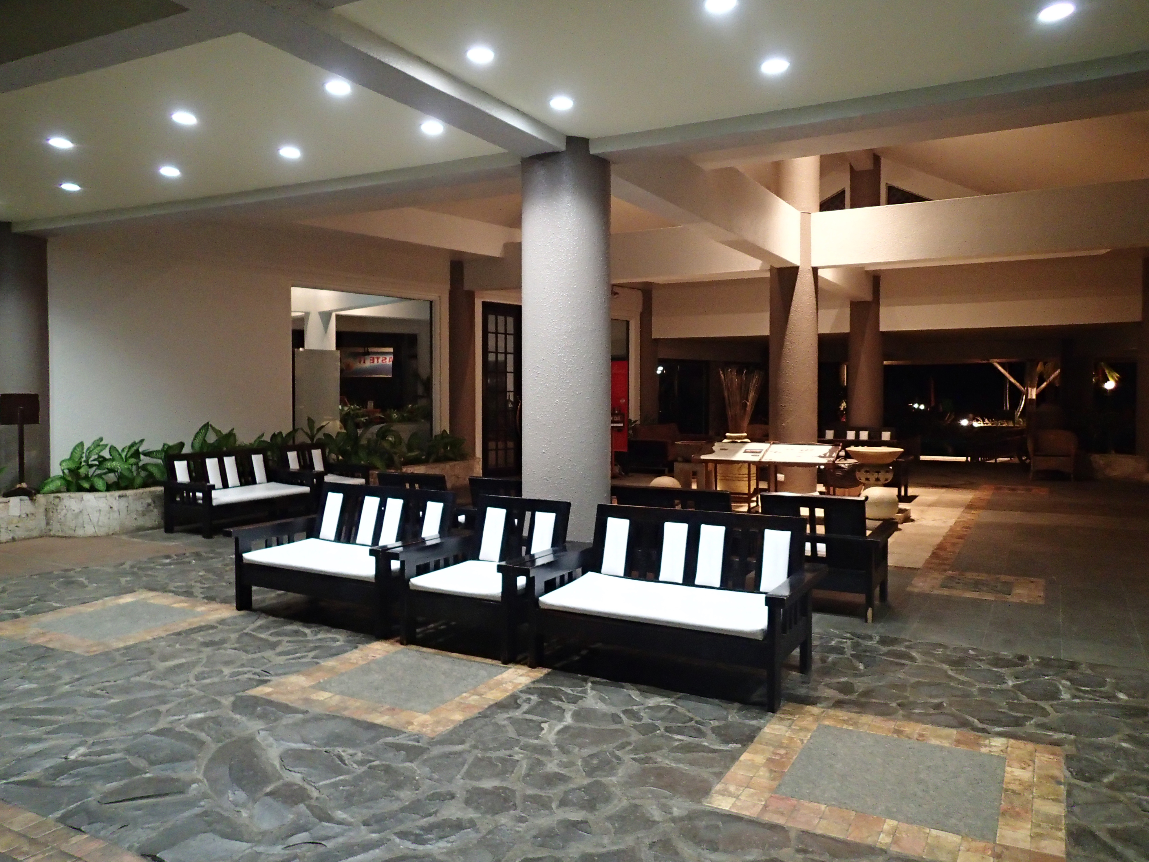 ホテルの送迎で深夜のロビーに到着。ISOオートで撮影したところ、広角端F2の明るさのおかげで、感度はISO640に抑えられている