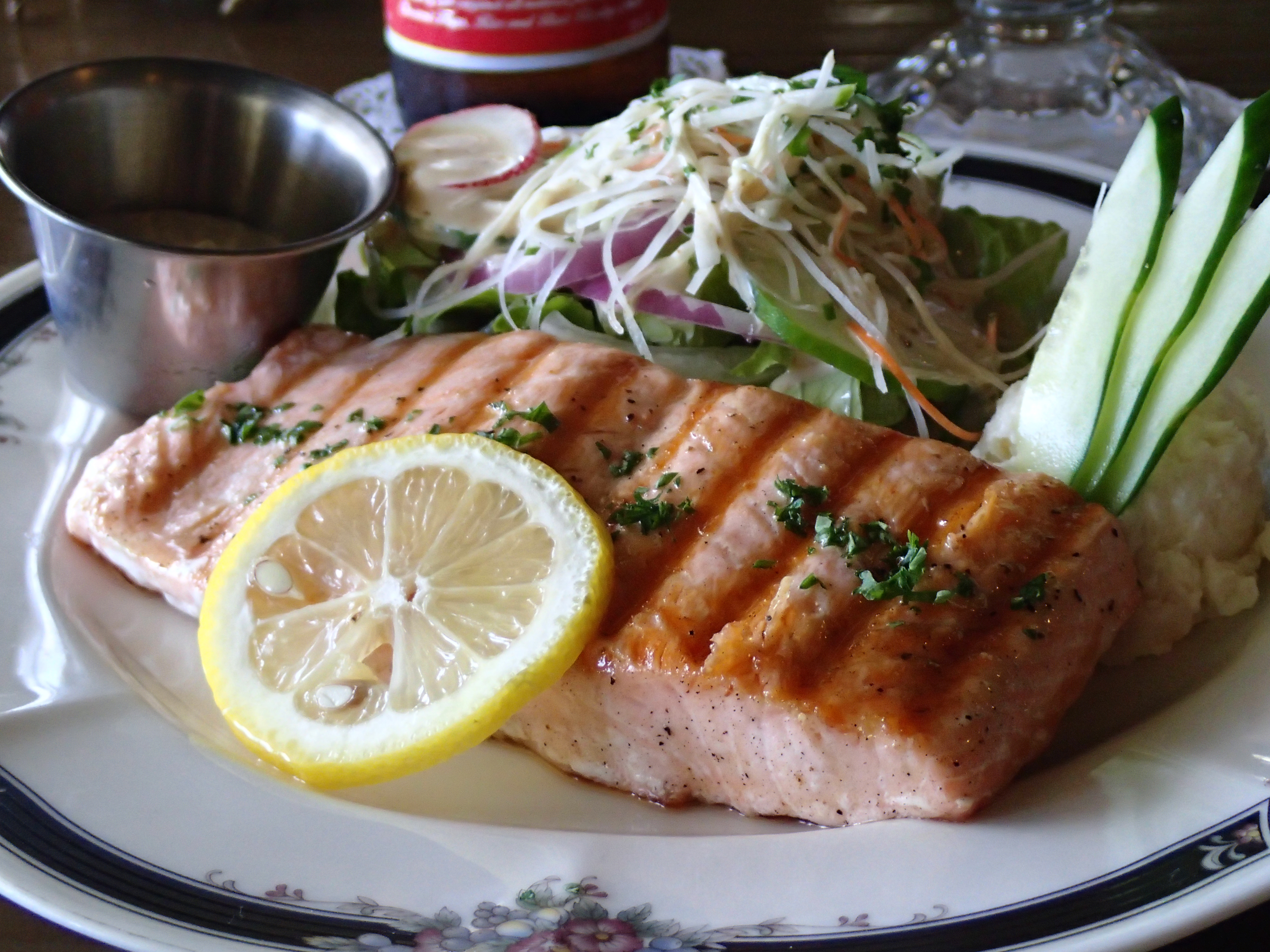 ススペ地区にあるGentle Brook Restaurant and Cafeで。サーモンのグリル。椅子方立ち上がることなく、焦点距離65mm相当での撮影が行なえた。ズーム時の最短撮影距離が10cmと短めのためだ