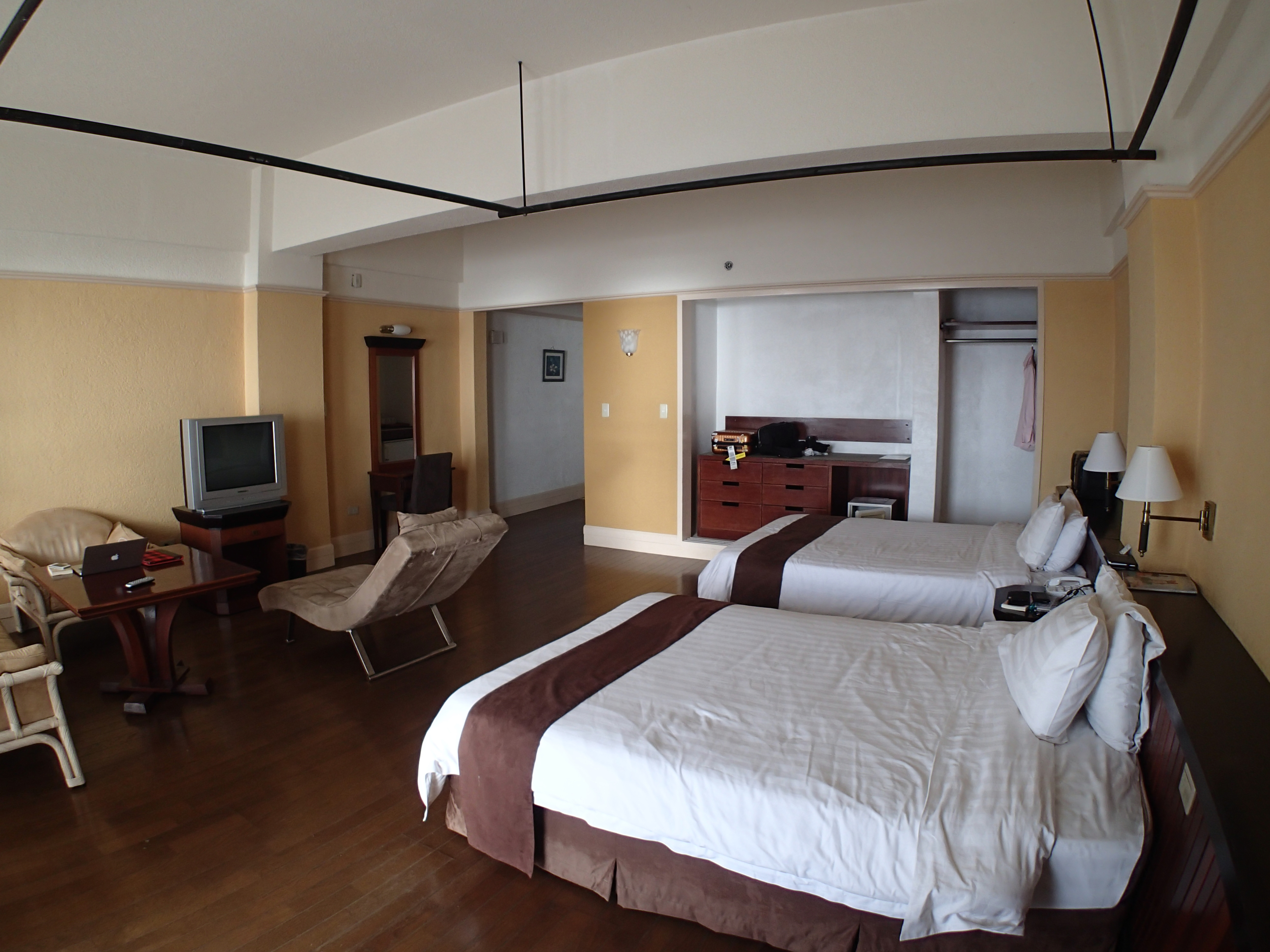 マリアナリゾート&amp;スパのリーフスイート。左がコンバータレンズなしでの広角端（25mm相当）、右がフィッシュアイコンバーターレンズ装着時（18.5mm相当）での撮影。