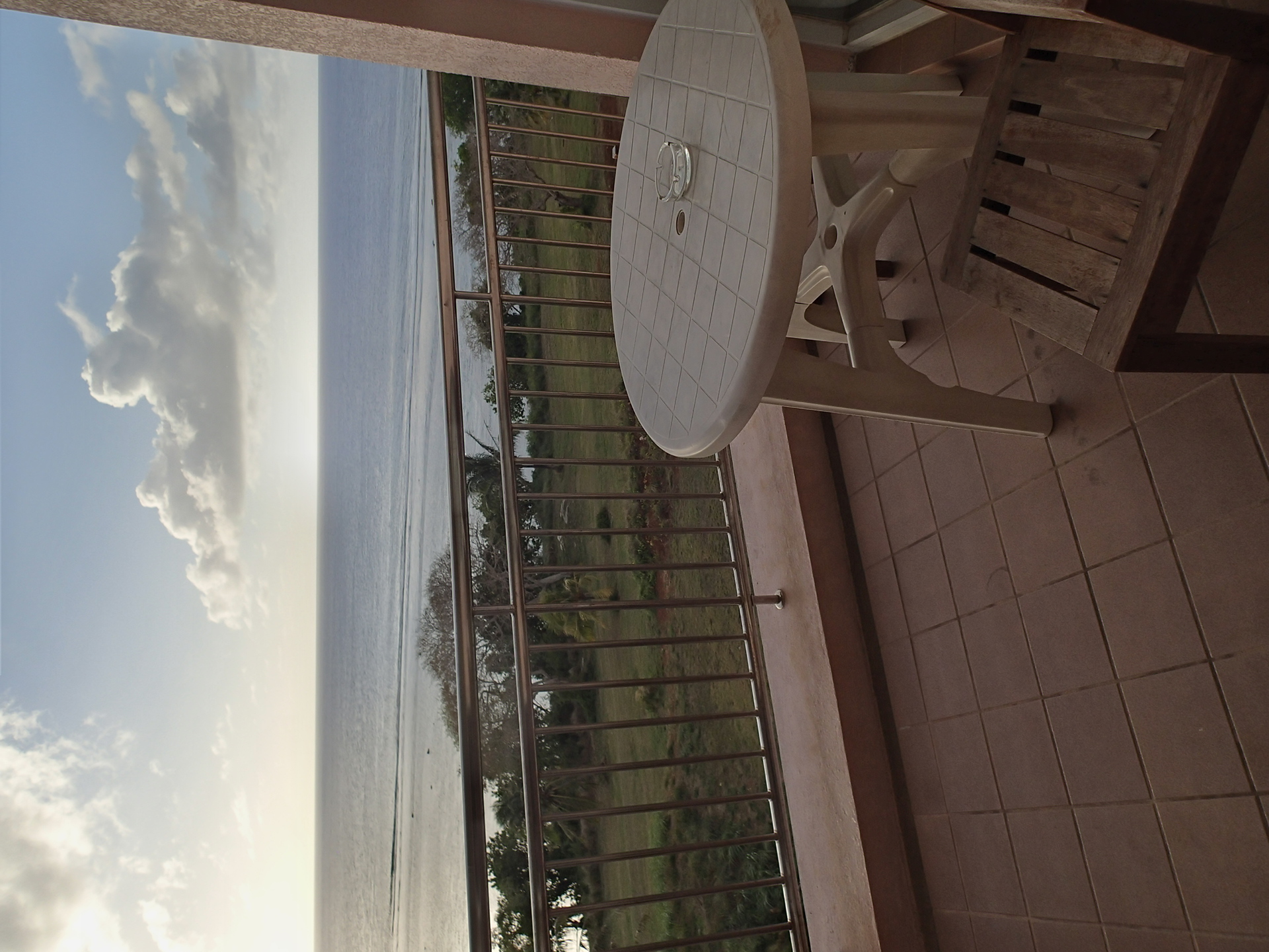 4階ベランダからの眺め。夕日がきれいだった。左がコンバータレンズなしでの広角端（25mm相当）、右がフィッシュアイコンバーターレンズ装着時（18.5mm相当）での撮影。