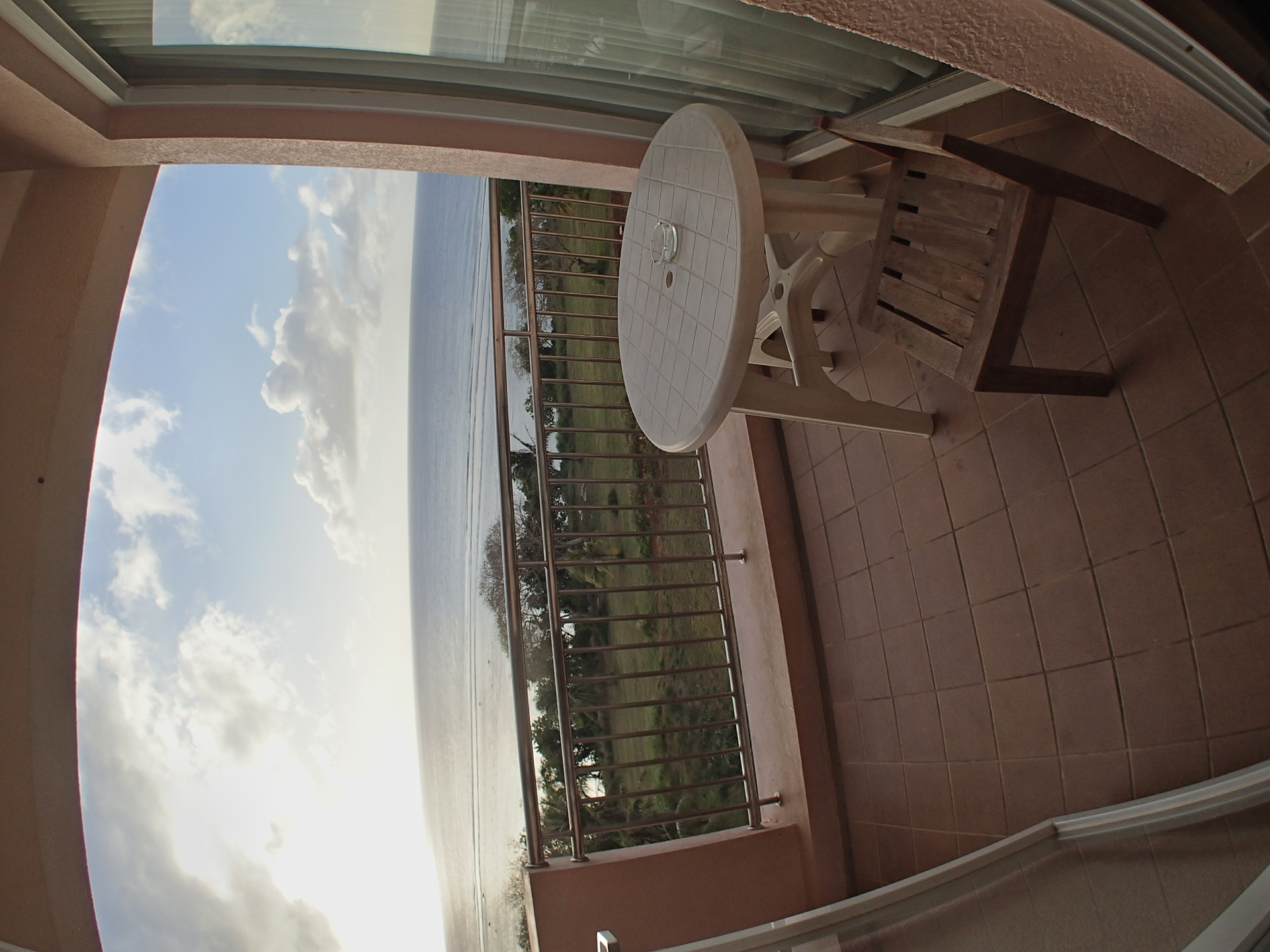 4階ベランダからの眺め。夕日がきれいだった。左がコンバータレンズなしでの広角端（25mm相当）、右がフィッシュアイコンバーターレンズ装着時（18.5mm相当）での撮影。