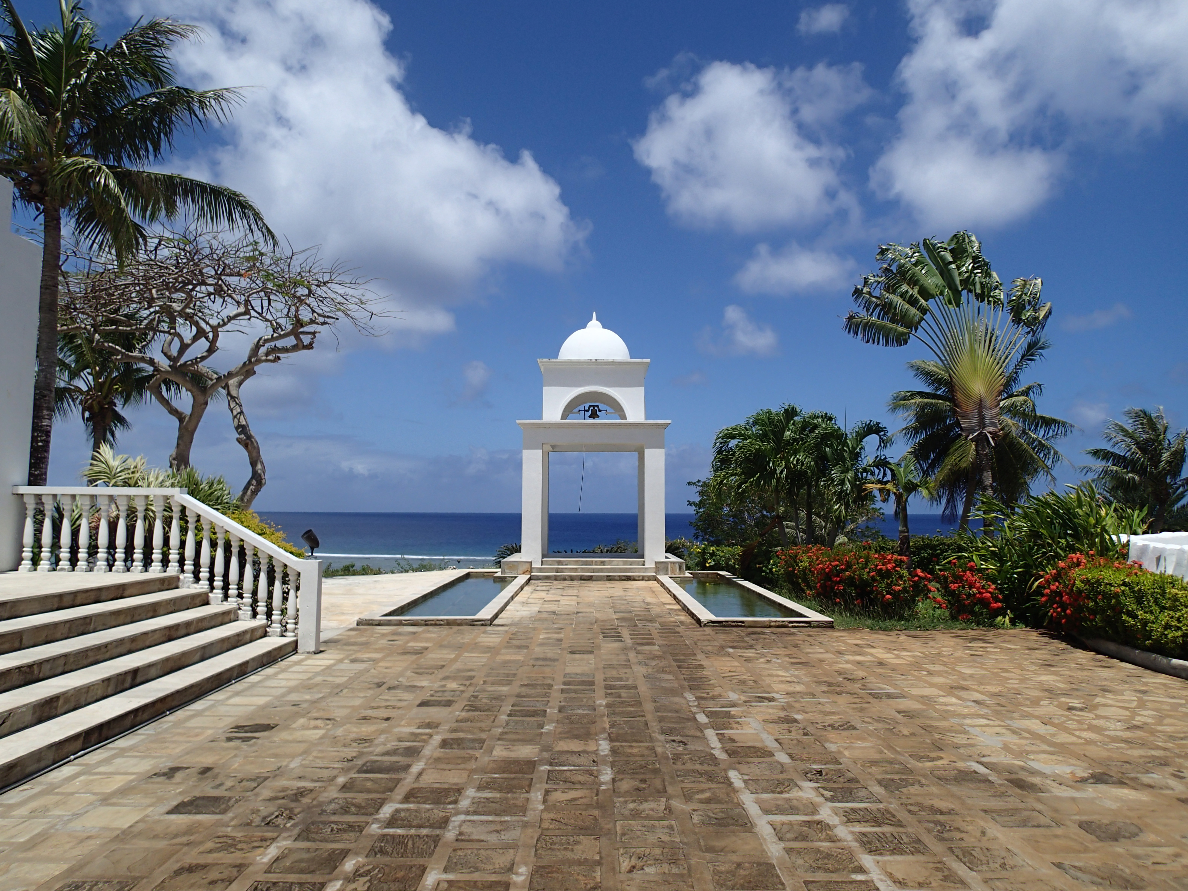 ホテル内にあるチャペルの鐘。左から広角端（25mm相当）、望遠端（100mm相当）、テレコンバーターレンズTCON-01装着時の望遠端（170mm相当）。TCON-01は、遠くのランドマークなどを大きく写したいときに使える