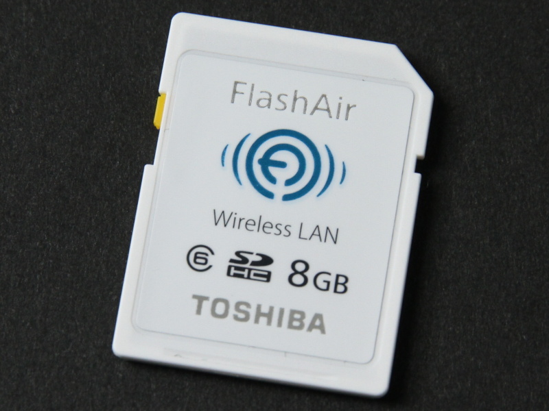 無線LAN機能を内蔵したFlashAir。濡れた状態で画像を転送できることから、防水デジカメとの相性も良い