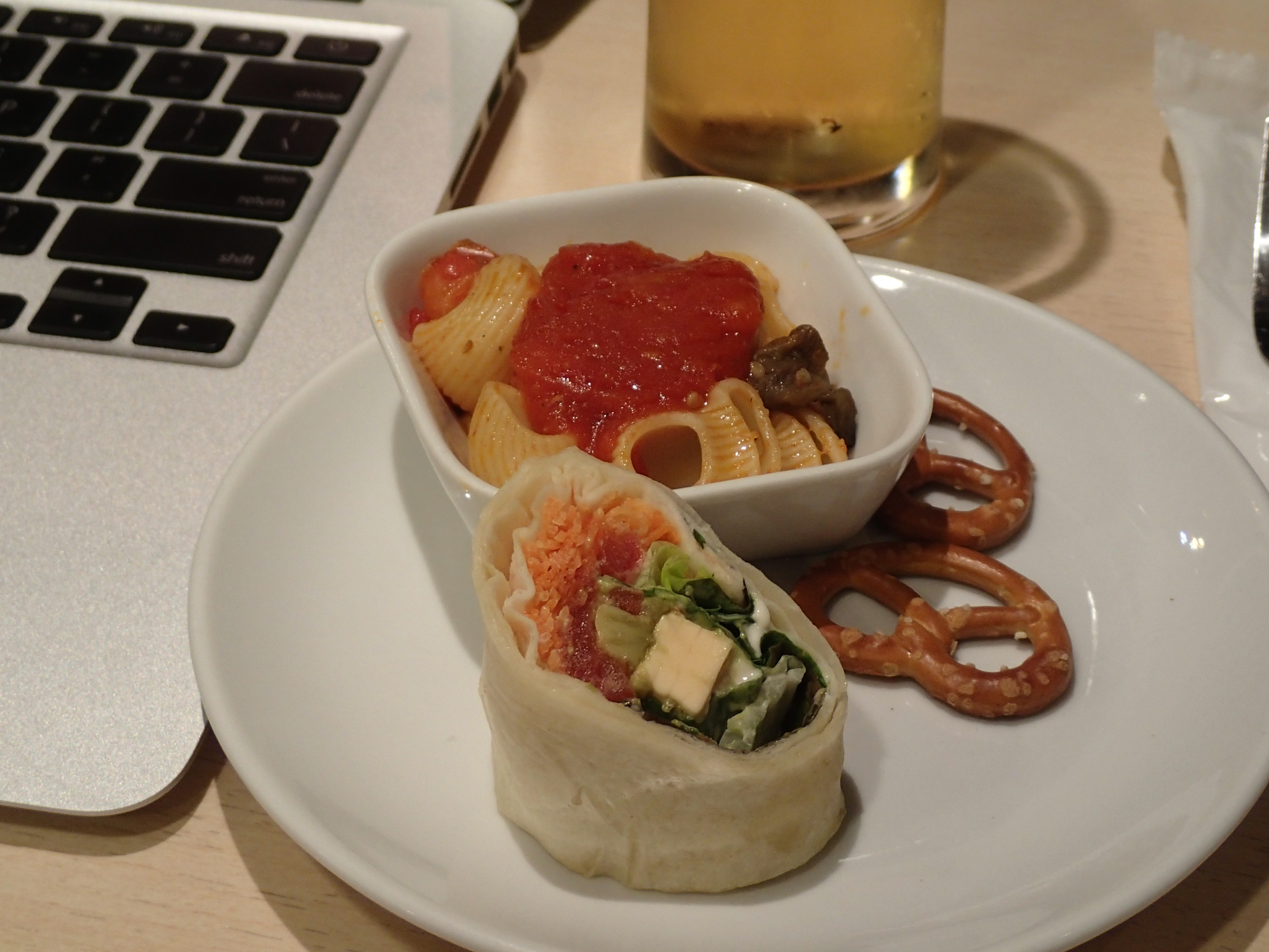 成田空港のラウンジ、デルタスカイクラブでの食事。こういう撮影はTG-2の得意とするところだ