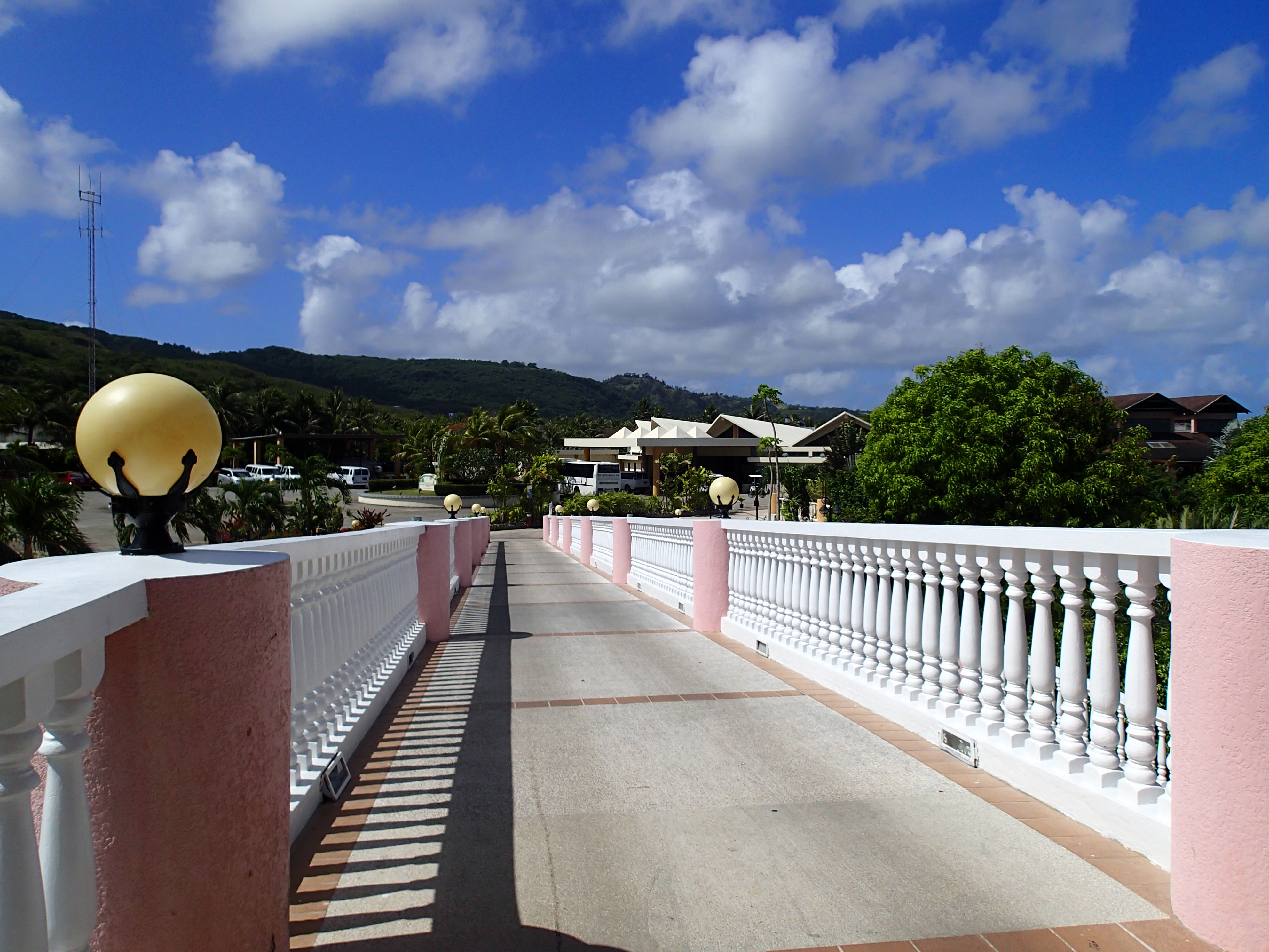 客室のあるリーフサイドからセンターハウスを望む。広角端25mmは、その場の状況を収めるのに使いやすい