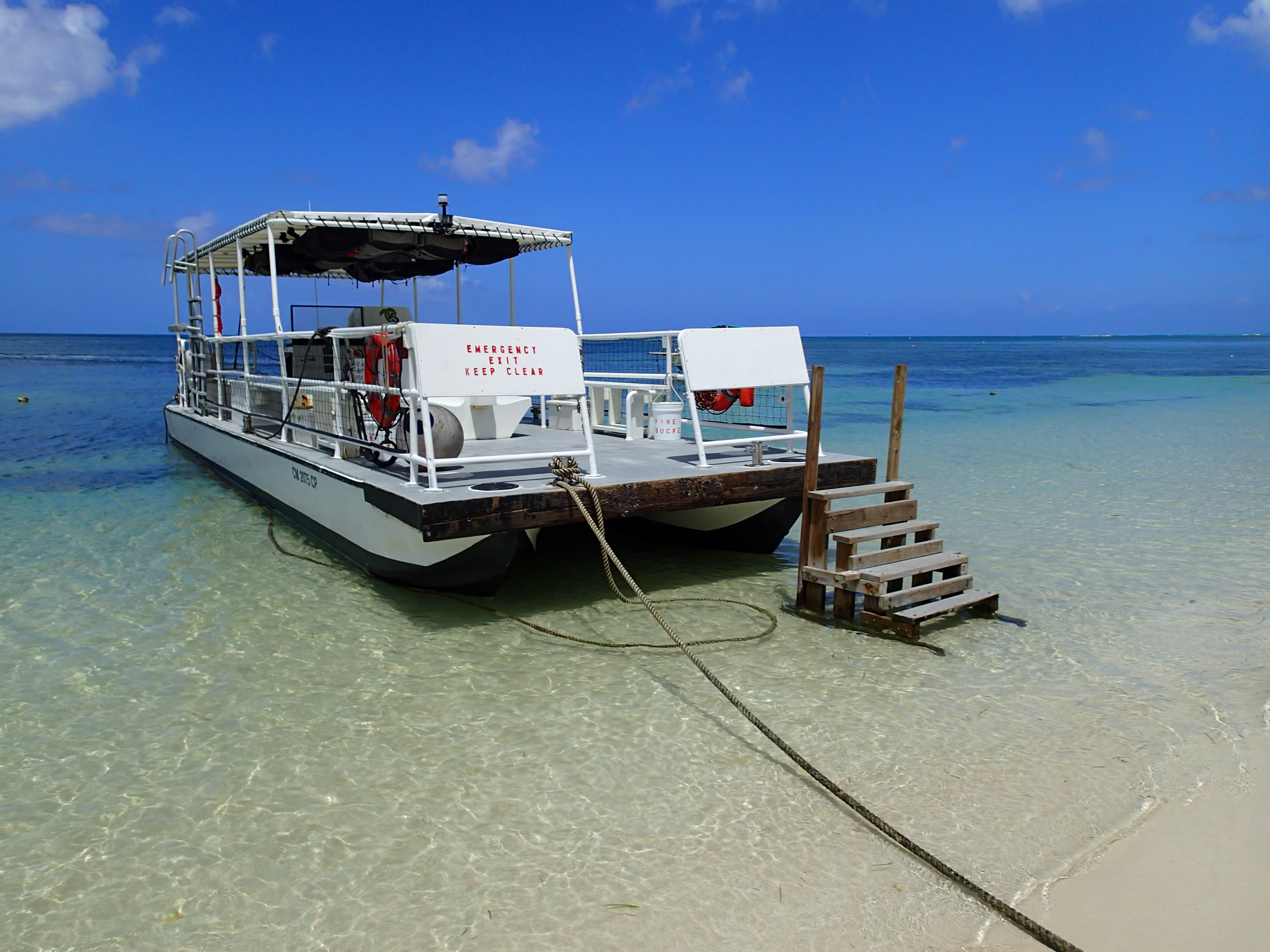 ガラパンのマイクロビーチに係留されていたボート。とにかく海がきれい。露出補正なしでも明るく撮れた