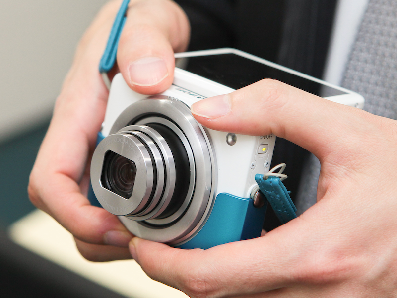 チルト式液晶モニターのためいろいろなアングルで撮影できる。