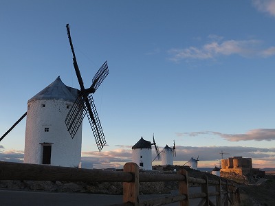 クリエイティブショットの作例（左上がオリジナル画像。キヤノン提供）