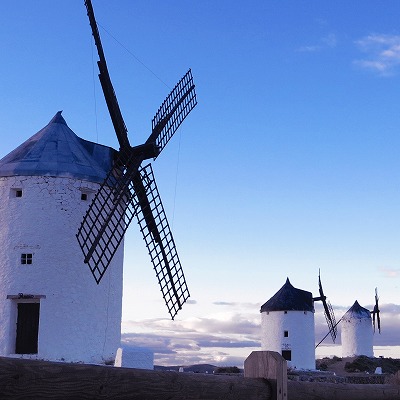 クリエイティブショットの作例（左上がオリジナル画像。キヤノン提供）