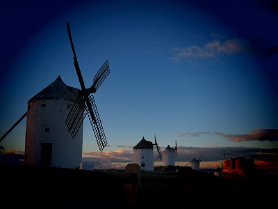 クリエイティブショットの作例（左上がオリジナル画像。キヤノン提供）