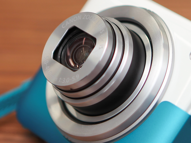 レンズは28-224mm相当（35mm判換算）の8倍ズームだ。