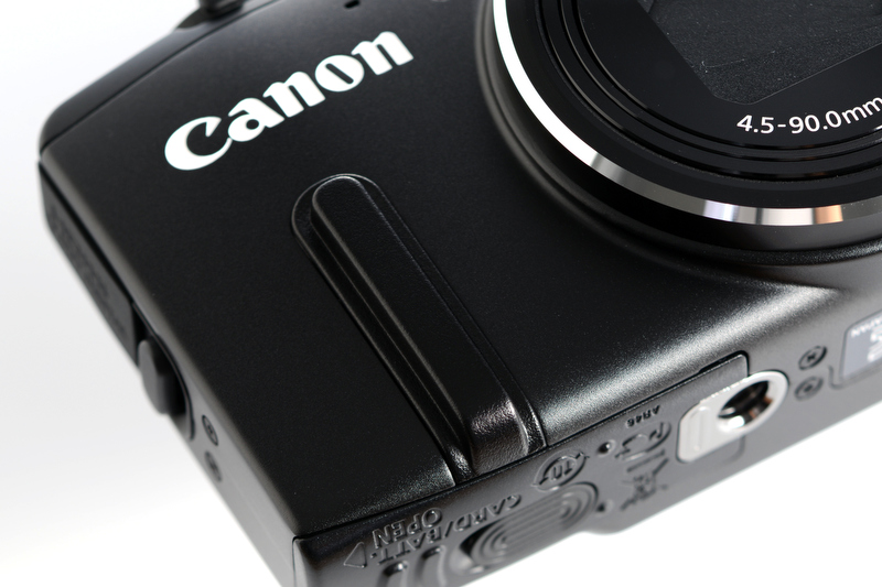 ホールド感を高めてくれているのが、このパーツ。さりげない見た目で、SX280 HSのシンプルなフォルムを損なわない