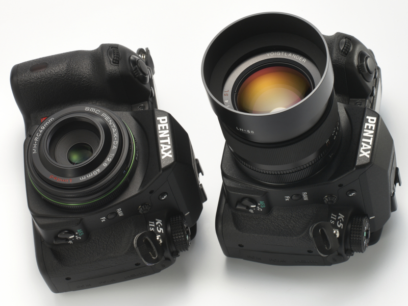 DA 40mm F2.8 Limited（左）はパンケーキレンズのスタイルをとり、コンパクトでシャープなレンズとして人気が高い。NOKTON 58mm F1.4 SL ZK（右）はコシナが製造したフォクトレンダー銘の大口径レンズ。残念ながら現在は中古市場でしか手に入らず、流通本数も多くないために入手が難しいレンズの1つになっている。