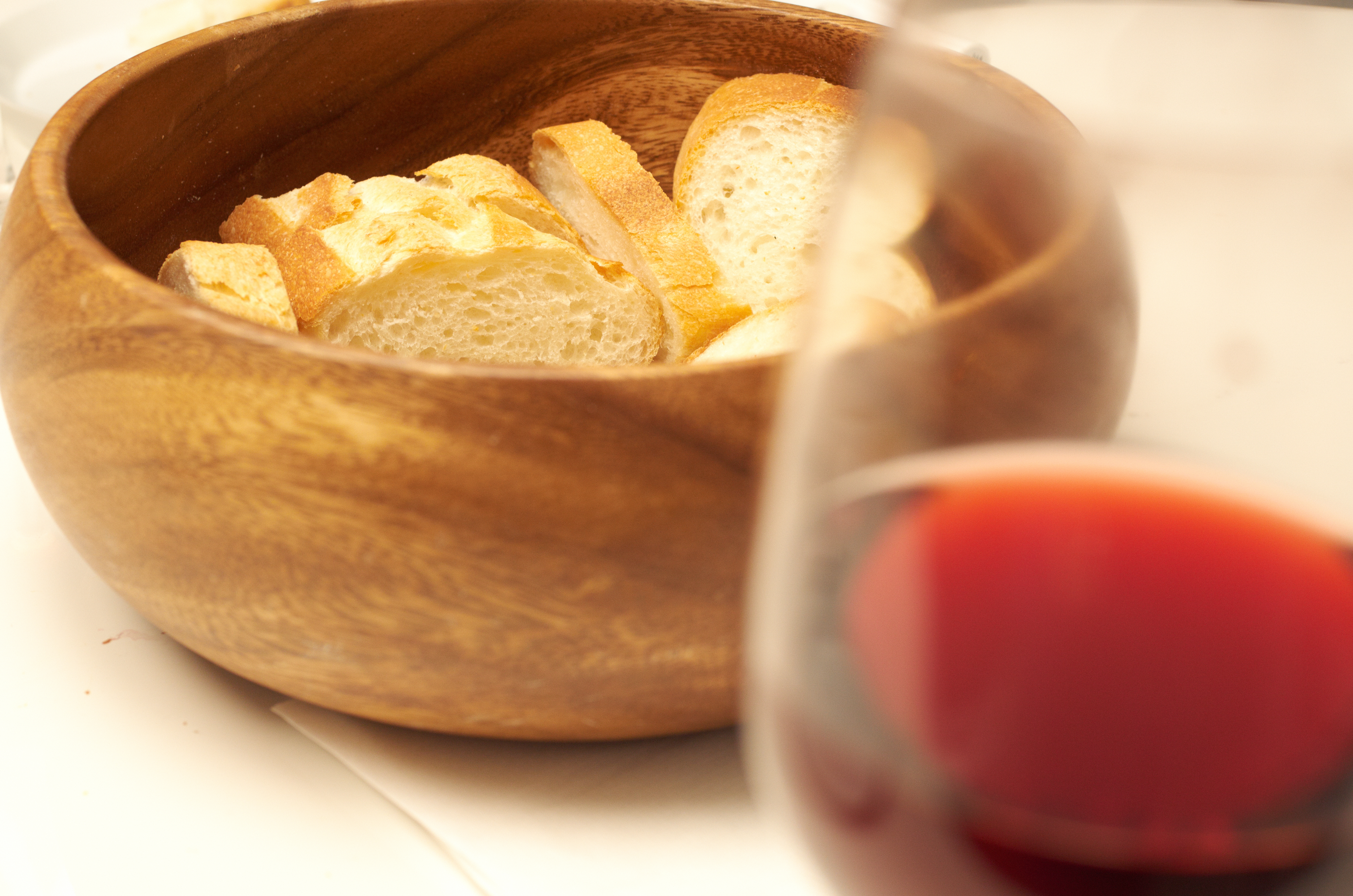 前側の微ボケ領域に軽い二線ボケが見られるものの、決して硬いボケではなく、かつピントが来たところはあくまでもシャープ。PENTAX K-5 IIs / DA 40mm F2.8 Limited / 約11.8MB / 4,928×3,264 / 1/25秒 / F5.6 / +1EV / ISO1000 / 絞り優先AE / 40mm