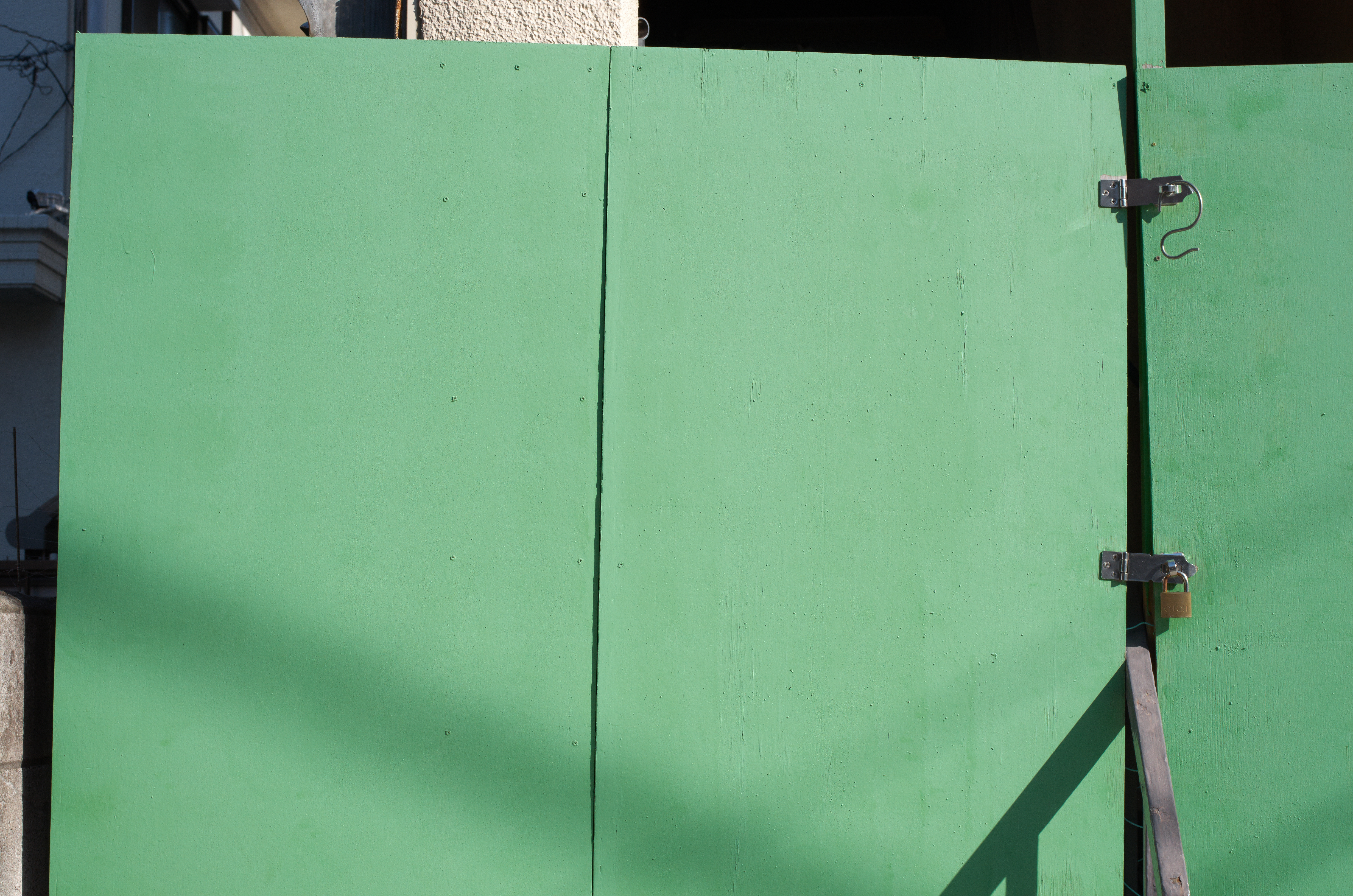 なんてことはない写真だけれども、もしこのペイントの中の細かい突起や気泡が再現されなければ写真として成立しない。このカメラとレンズの特徴がよくでている例としてとりあげた。PENTAX K-5 IIs / DA 40mm F2.8 Limited / 約11.5MB / 4,928×3,264 / 1/640秒 / F9 / 0EV / ISO400 / 絞り優先AE / 40mm