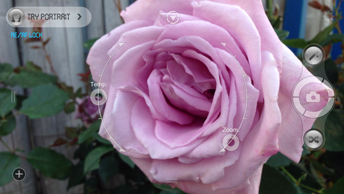 撮影画面。「Temp」部を上下にスライドすると、色温度を任意に調整できる