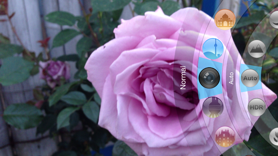 右から左へのスワイプにより、「Modes＆Filters」モードとなる。表示された2つのダイヤルは、右が「モード」、左が「フィルタ」となっている