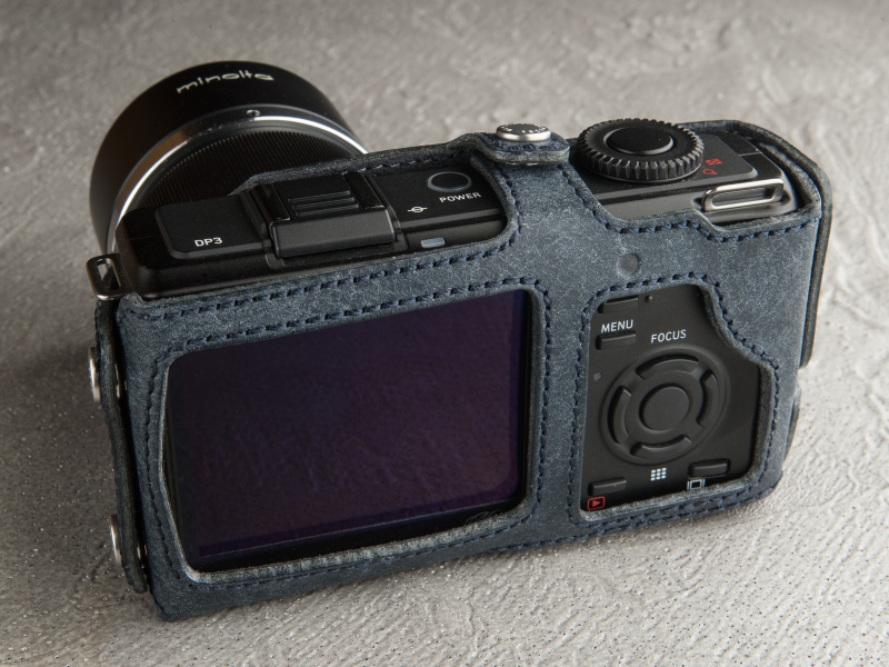 背面はAELボタンが隠れているが、マーキングしてあるのでその部分を面押しすれば操作できる