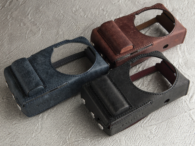 ネイビー、チョコレート、ブラックの3色展開だ。価格は各1万3,440円