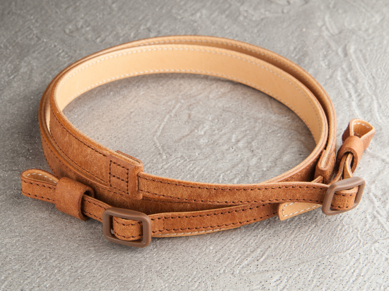 クラシコはケースと同じプエブロを用いている。価格は6,825円だ