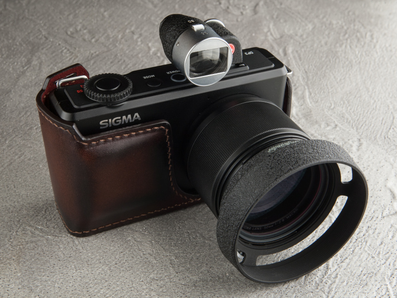 DeffのハーフケースはDP1/2/3 Merrill共用だ。グリップ搭載でホールド性に配慮している