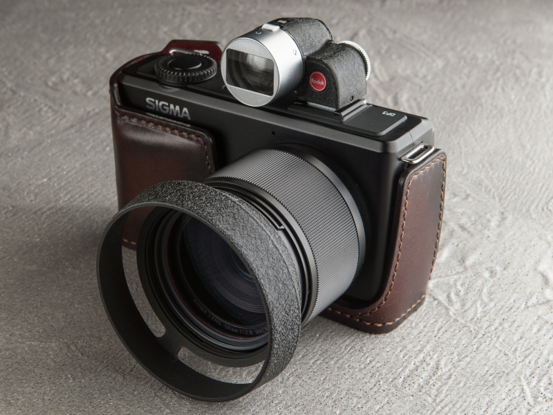 ハンドメイドによるレザーケースで、ステッチやコバのていねいな仕上げが好印象だ