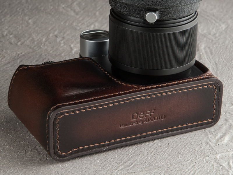 三脚穴はない。底面のレザーも濃淡をつけた染めが施されている