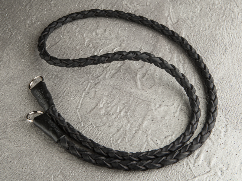 DeffのVintageシリーズは1万3,800円。編込みレザーが特徴的なストラップだ