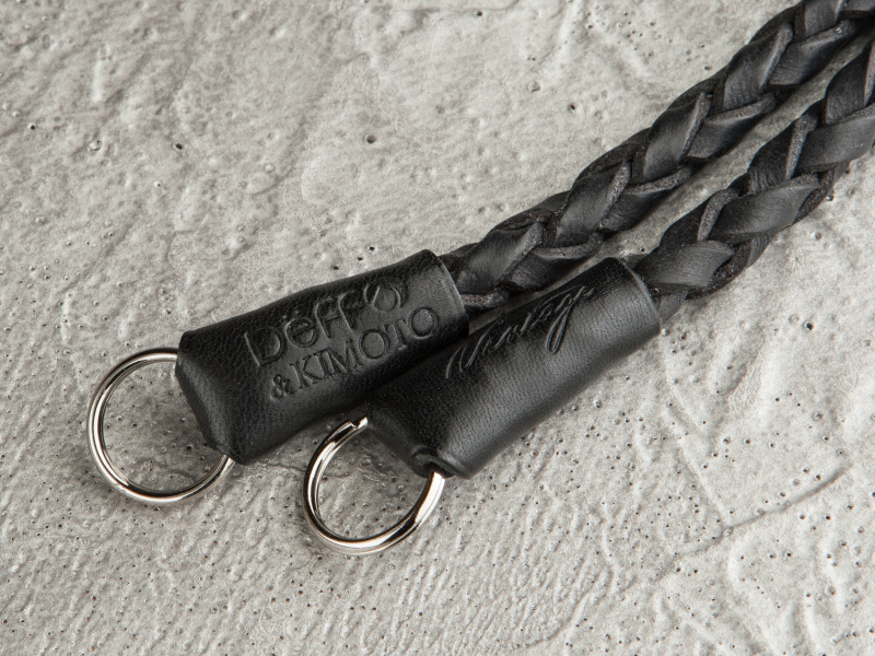 取り付けは二重リング式で、先端をくるんだレザーがデザイン上のアクセントになっている