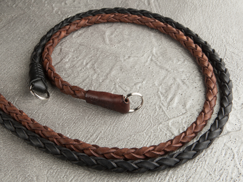 写真のブラックとブラウンのほか、レッドとキャメルをラインナップしている