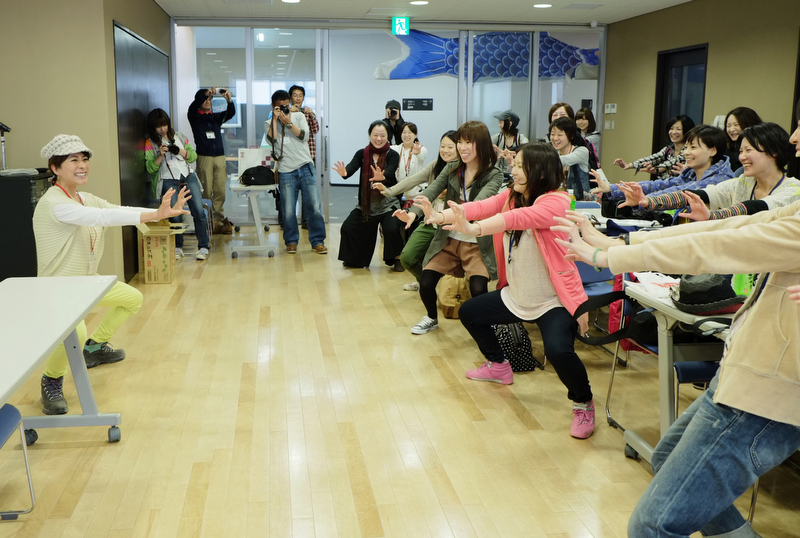 熊野に着いたら、熊野市文化交流センターでオリエンテーション。山本まりこさんのお決まりポーズ「どすこい♪」をみんなで練習しました。熊野バージョン「どすこい♪」は、両手の指を曲げ熊手にするそうです。