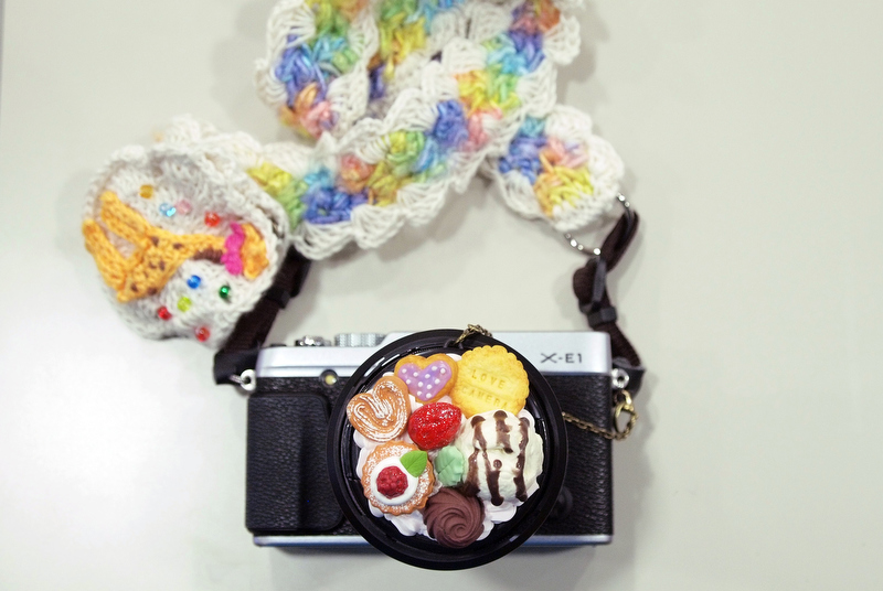 カワイイストラップだけでなく、デコカメラキャップやコサージュを愛用している人もたくさんいました。カメラを自分だけの1台にカワイく着飾って、ファッションとして楽しむのがカメラ女子の特徴です。