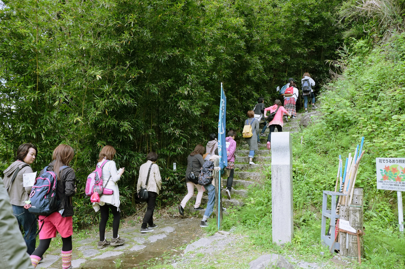 カメラ女子の何人かは山ガールでもあるらしく、カラフルでかわいい山ガールファッションに身を包んでいました。