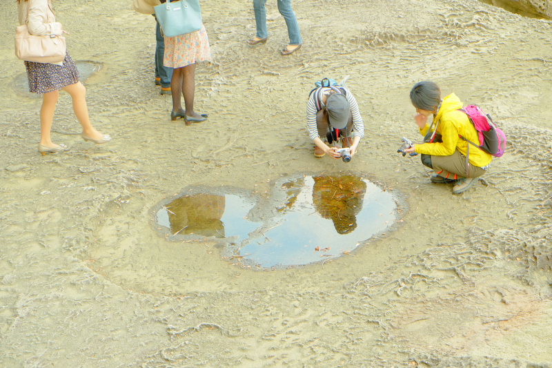 上を見上げて撮ったり、足元の水たまりの映り込みを撮ったり。海を撮ったり、ごつごつした岩の表情を撮ったり。参加者は、「この場所が面白いよ！」「すごく、キレイ!!」「ちょっとそこに立ってモデルになって」などと、交流しながら撮影を楽しんでいました。