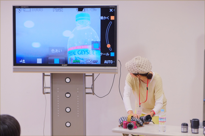 玉ボケの作り方や写真の明るさと色味を変えることで印象が変わることを、ひとつひとつていねいに解説していく山本まりこさん。