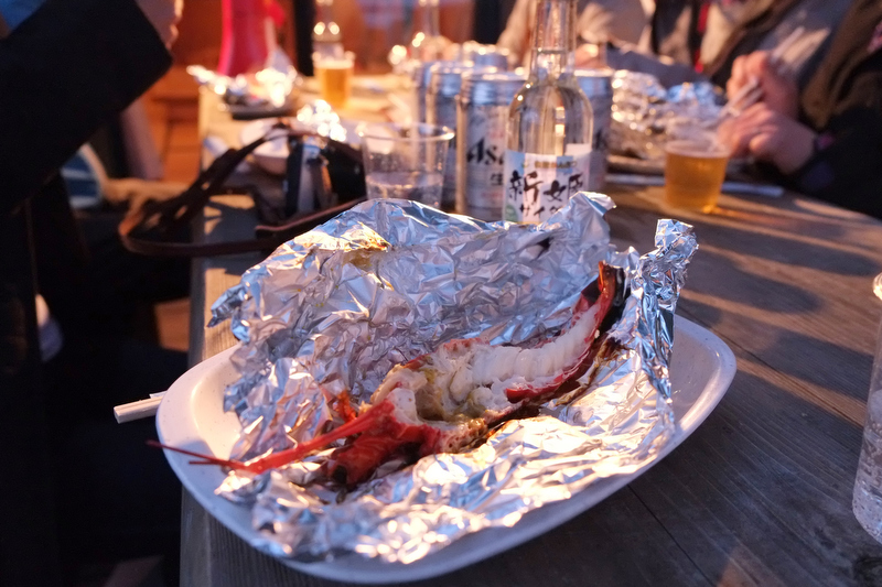 みんなが楽しみにしていた伊勢海老は、1人1匹が振る舞われました。味噌の部分が濃厚。魚介類はどれも新鮮なため、東京で食べる味とは全然違いました。